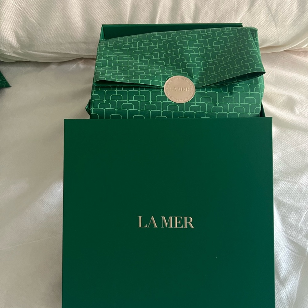 La Mer gift box with wrapping paper